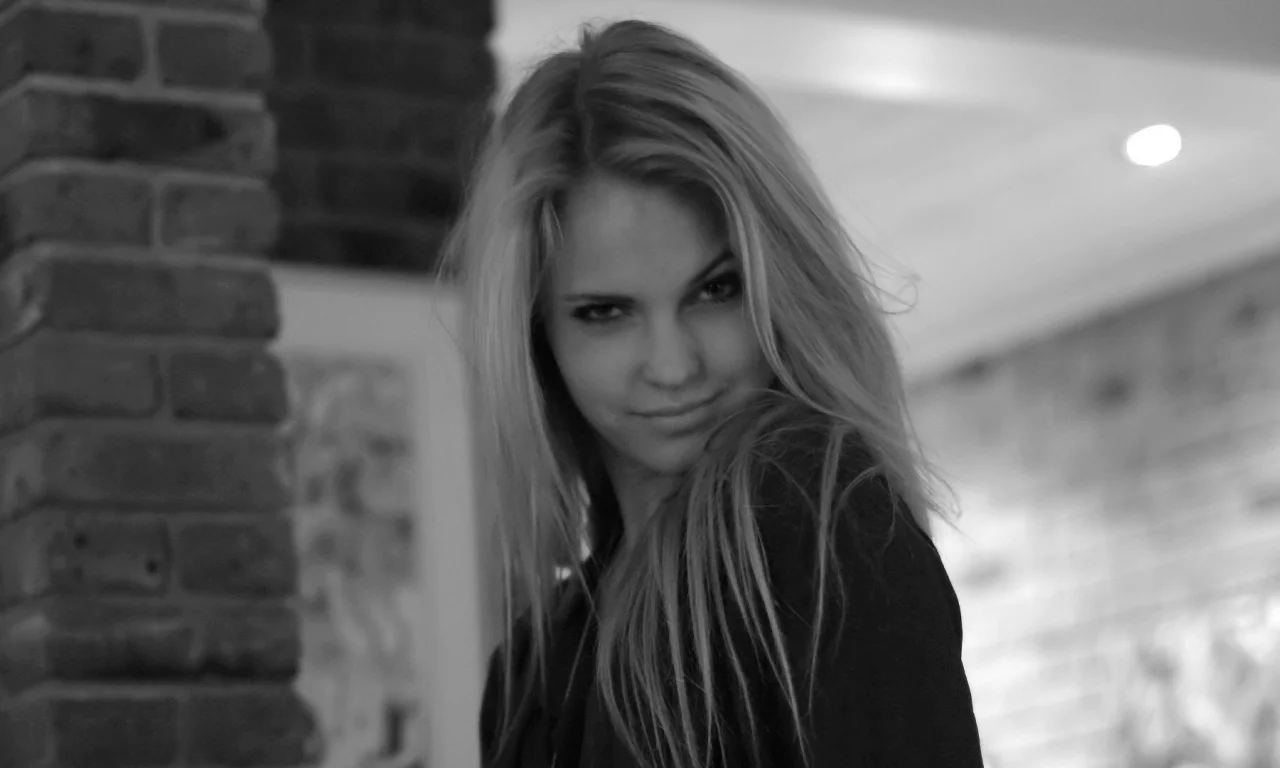 emilie marie nereng, девушка, прищур, черно белое, модель