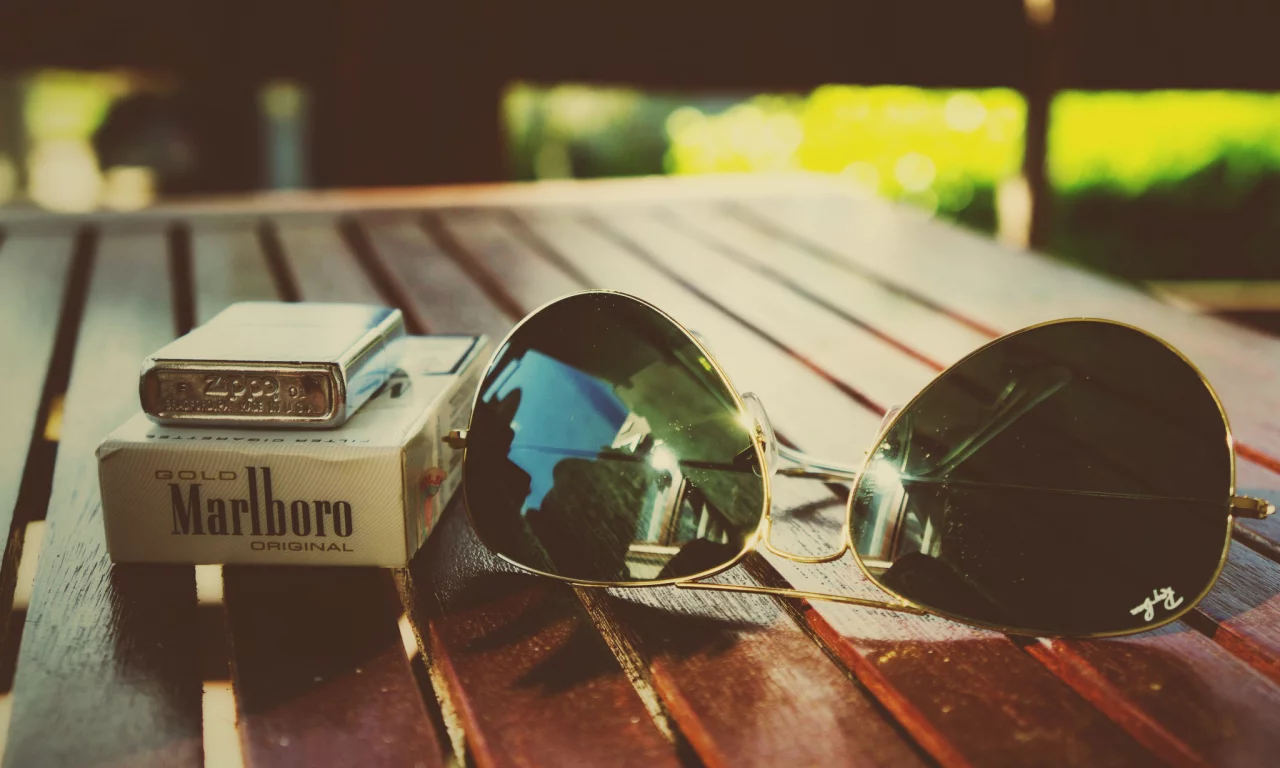 сигареты, marlboro, очки, ray ban, zippo, зажигалка