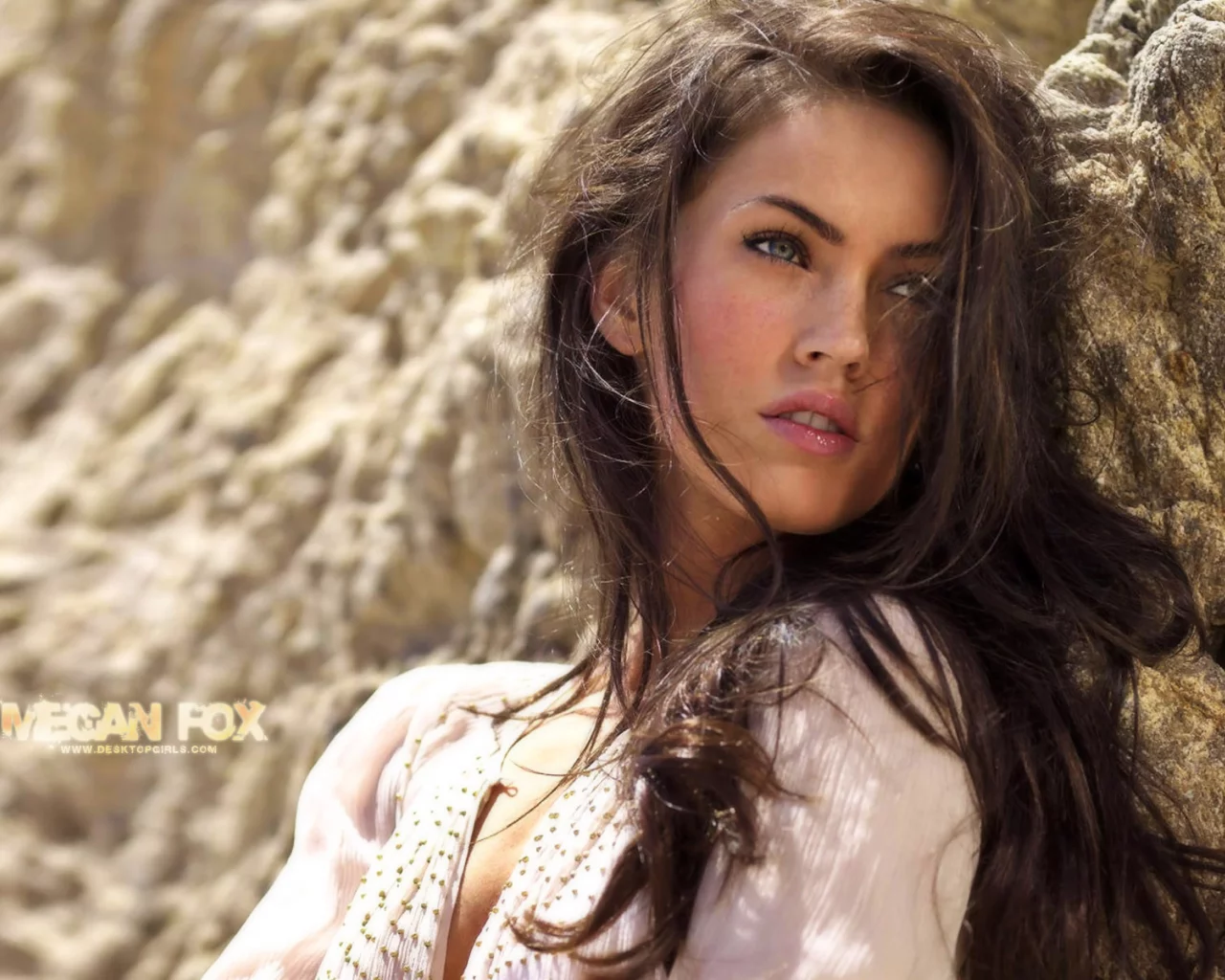 девушка, розовый, megan fox, скала, взгляд