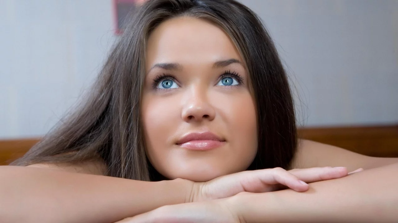 лежит, девушка, взгляд, шатенка, chantelle a, глаза, красивая