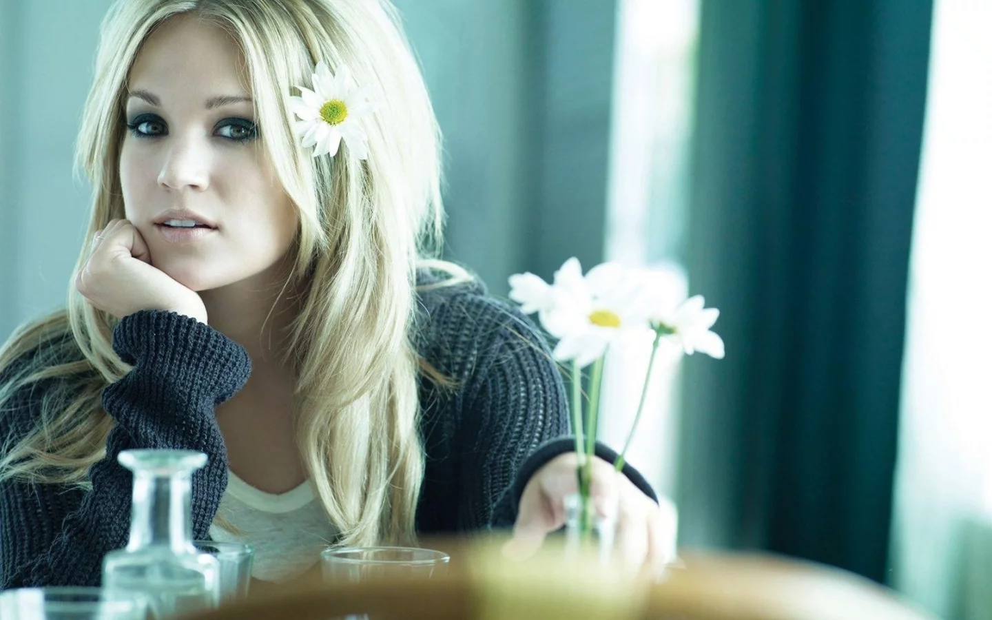 загадочность, цветы в волосах, carrie underwood, ромашки