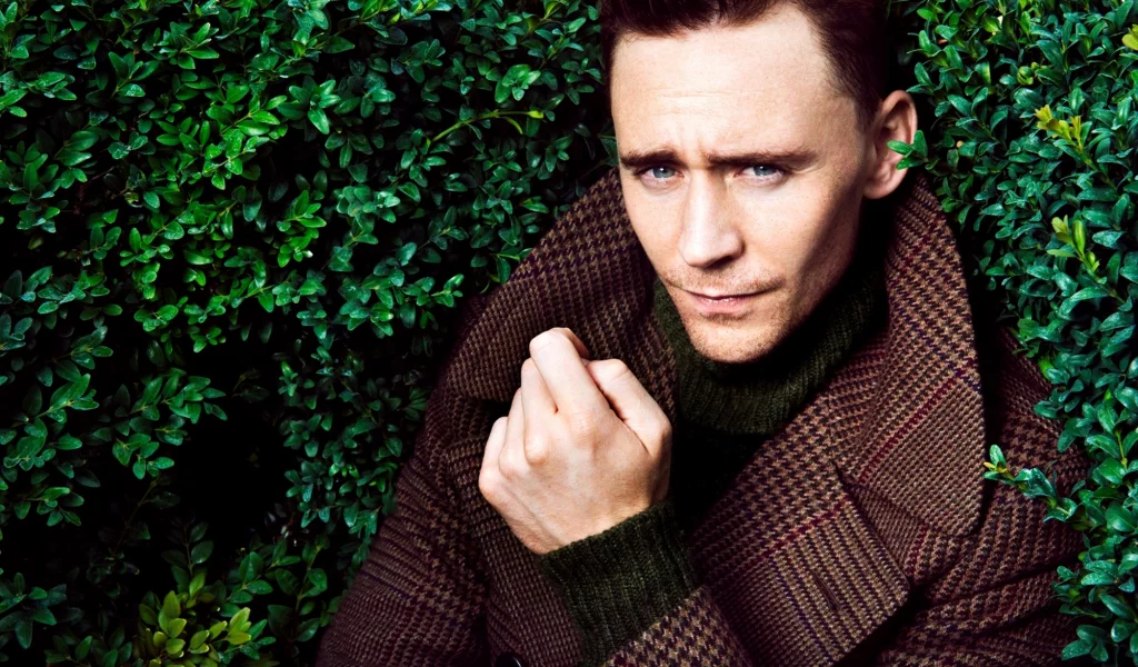 tom hiddleston, том хиддлстон, кусты, мужчина, пальто, актер