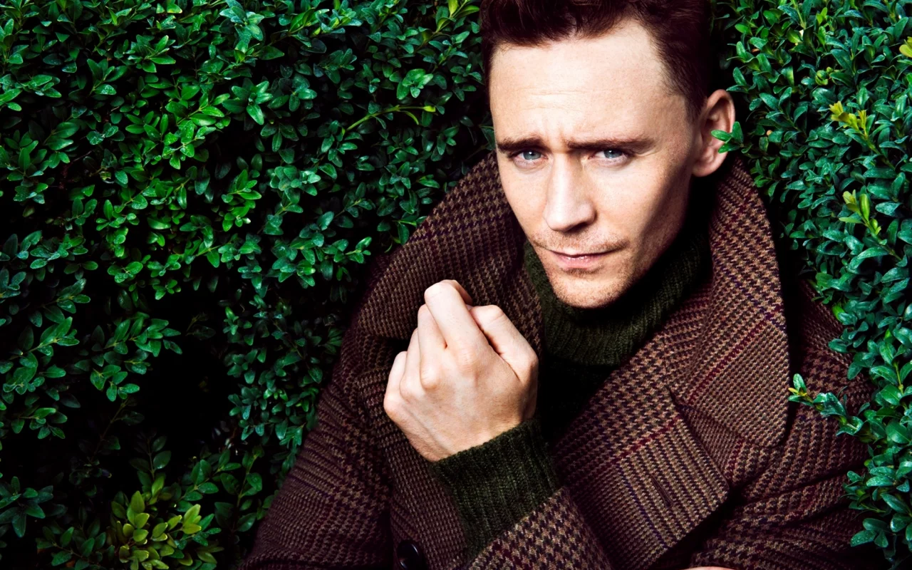 tom hiddleston, том хиддлстон, кусты, мужчина, пальто, актер