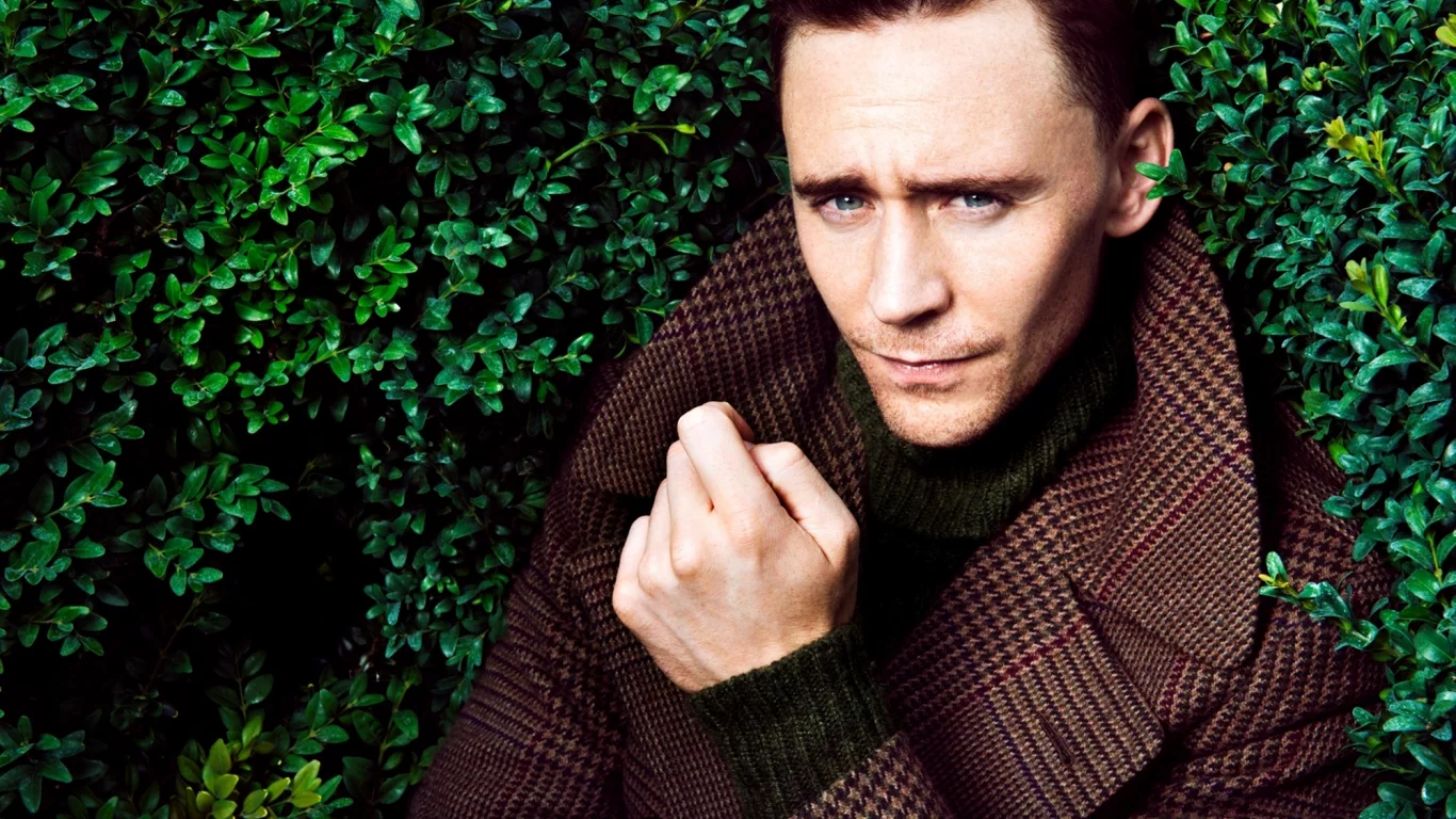 tom hiddleston, том хиддлстон, кусты, мужчина, пальто, актер