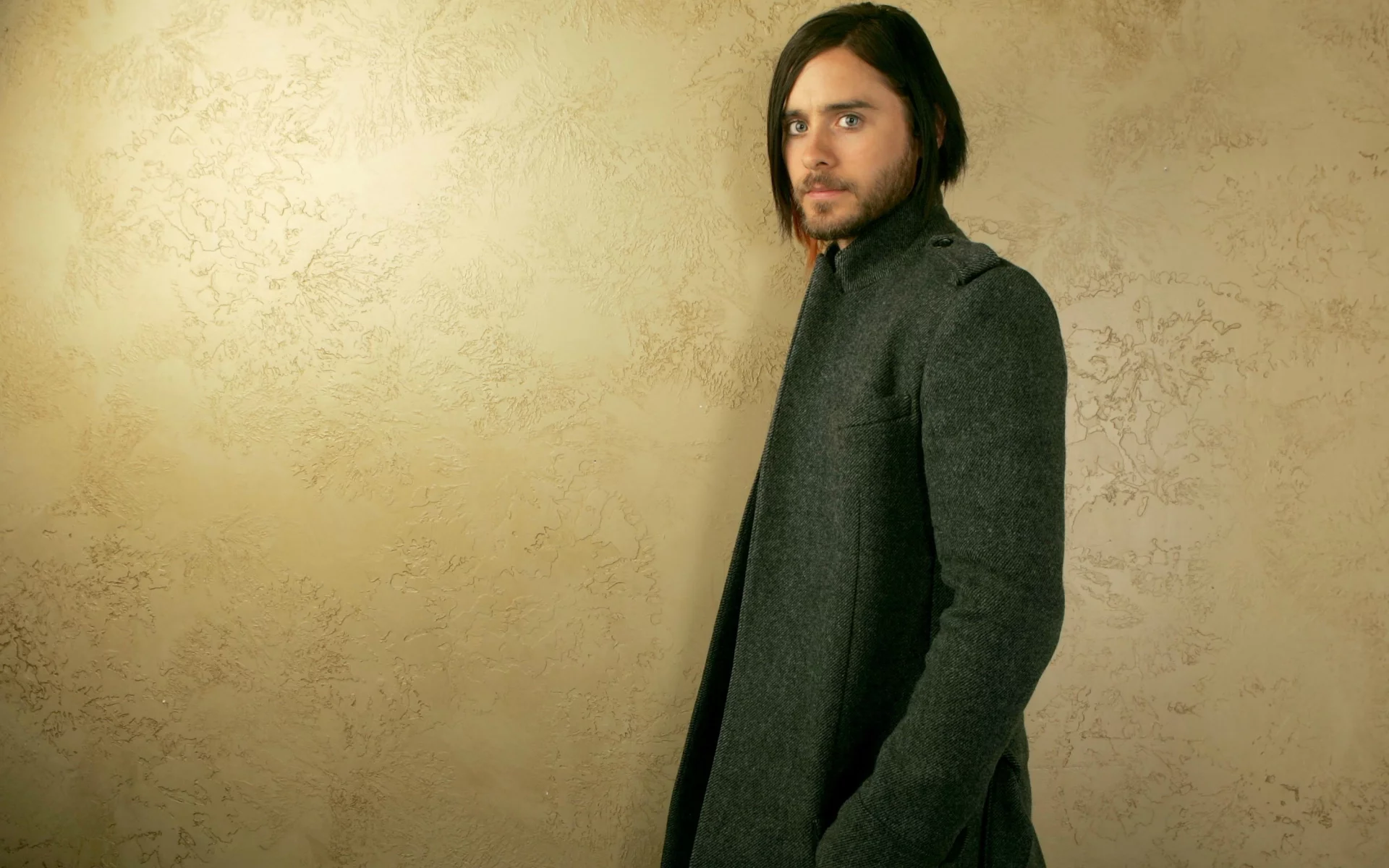 стена, jared leto, 30 seconds to mars, джаред лето, пальто