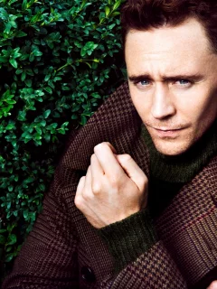 tom hiddleston, том хиддлстон, кусты, мужчина, пальто, актер