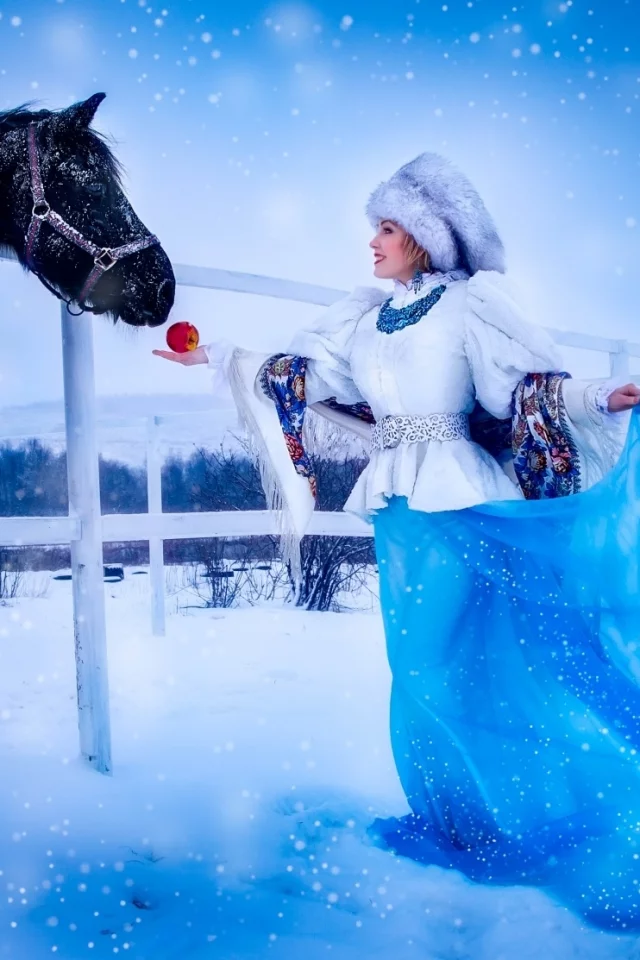 девушка, платье, шапка, лошадь, снег, платок, яблоко