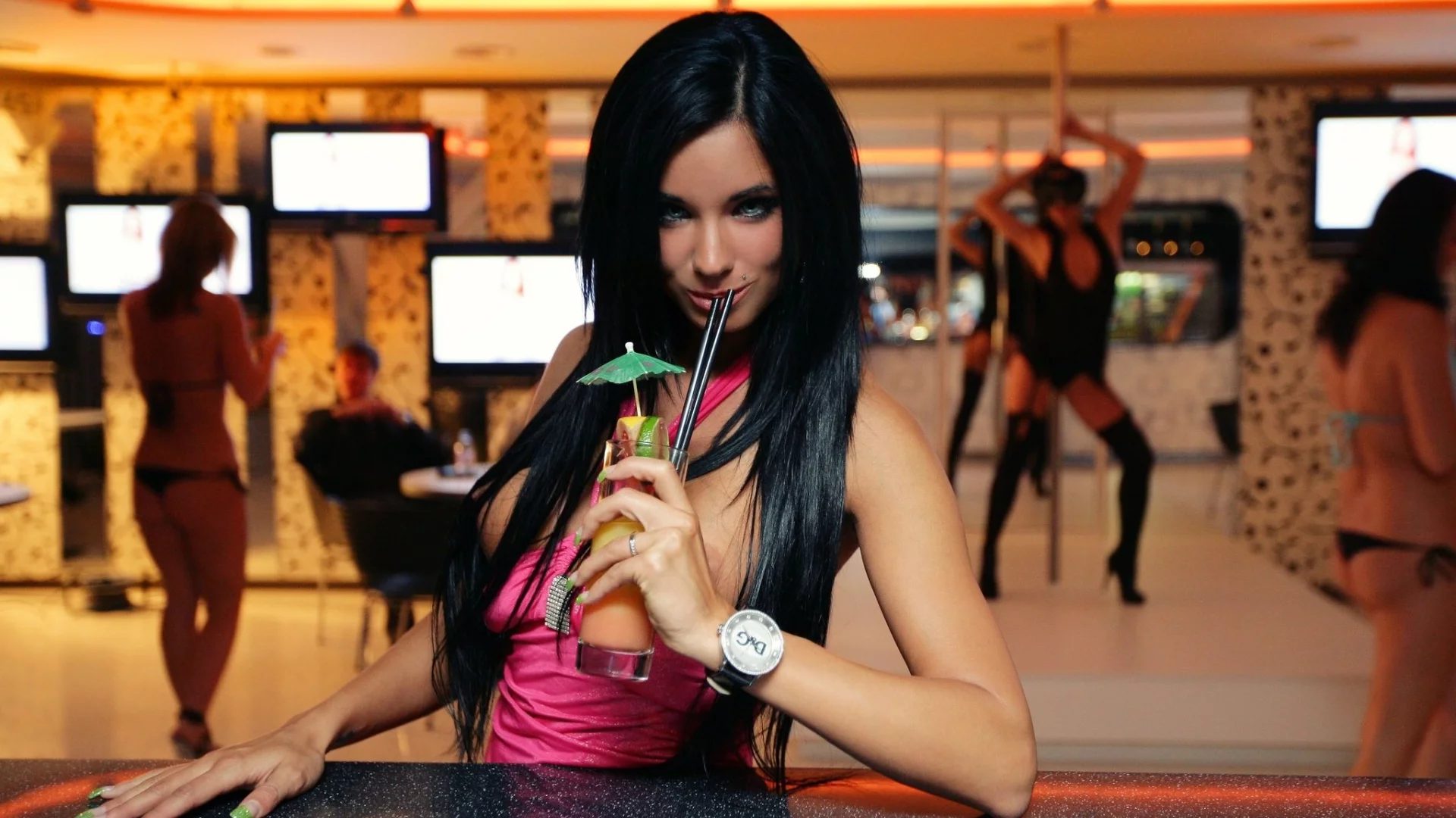 ashley bulgari, в розовом, коктейль, стрипбар, брюнетка