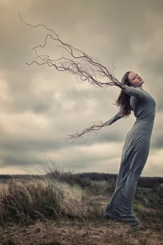 девушка, ветер, руки, корни