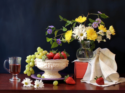 клубника, виноград, цветы, бокал, ваза, ромашки
