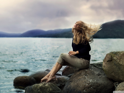 девушка, берег, море, камень, сидит, ветер, лицо, волосы