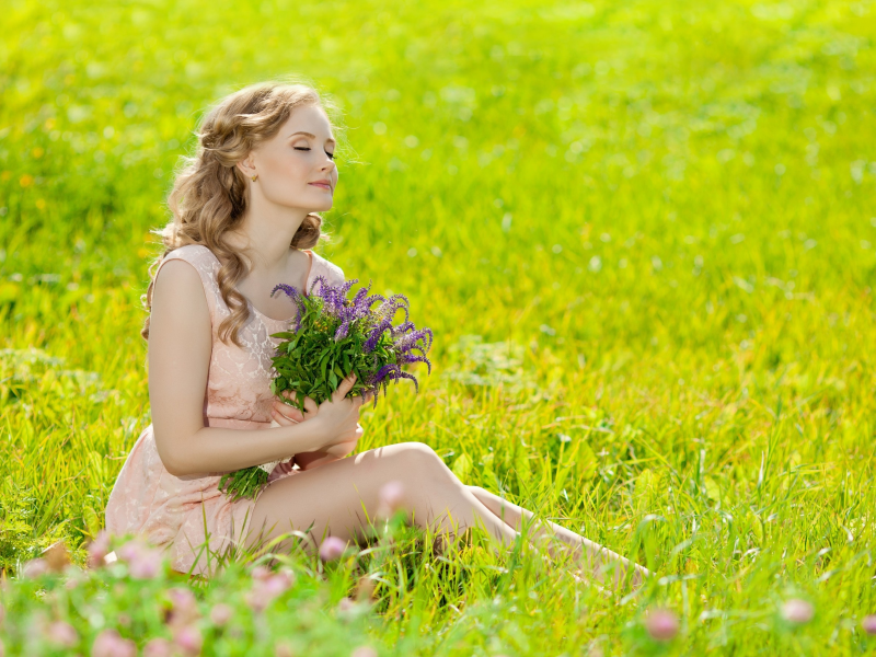 девушка, блондинка, поле, букет, цветы, трава