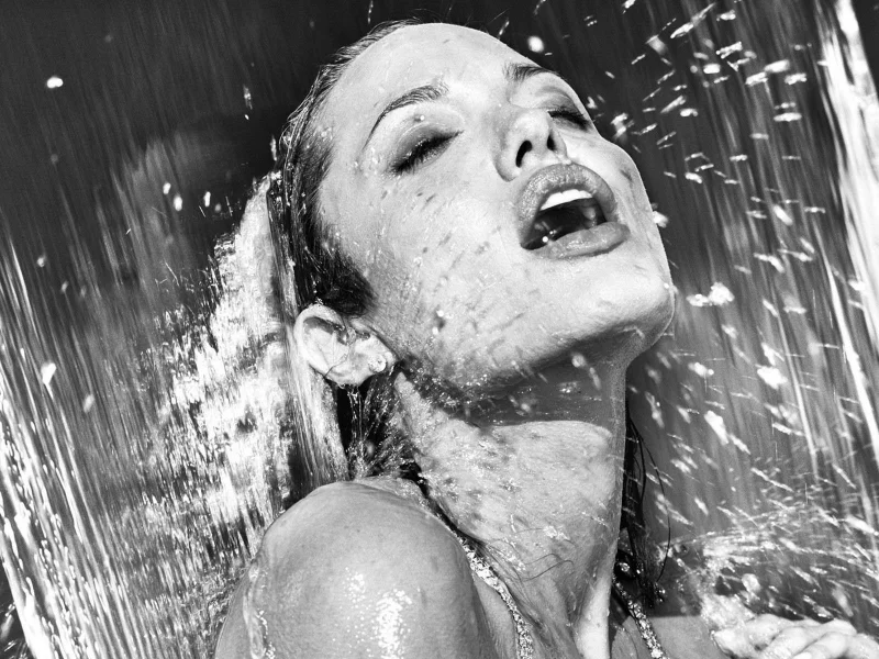 вода, анджелина джоли, angelina jolie, черно-белая, душ