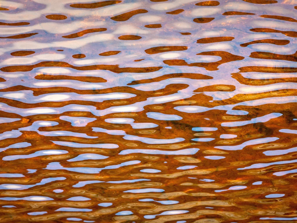 прозрачность, рябь, блики, вода