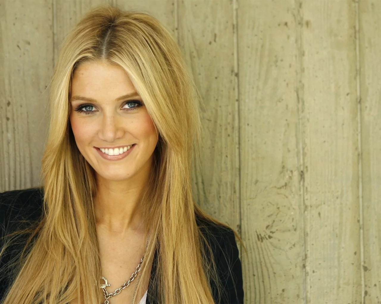 улыбка, delta goodrem, забор