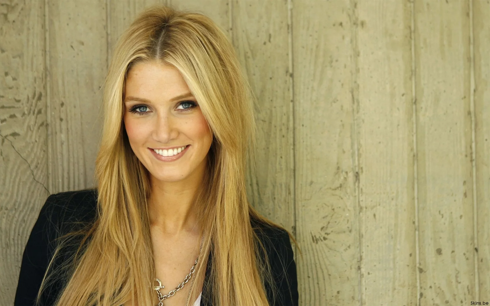 улыбка, delta goodrem, забор
