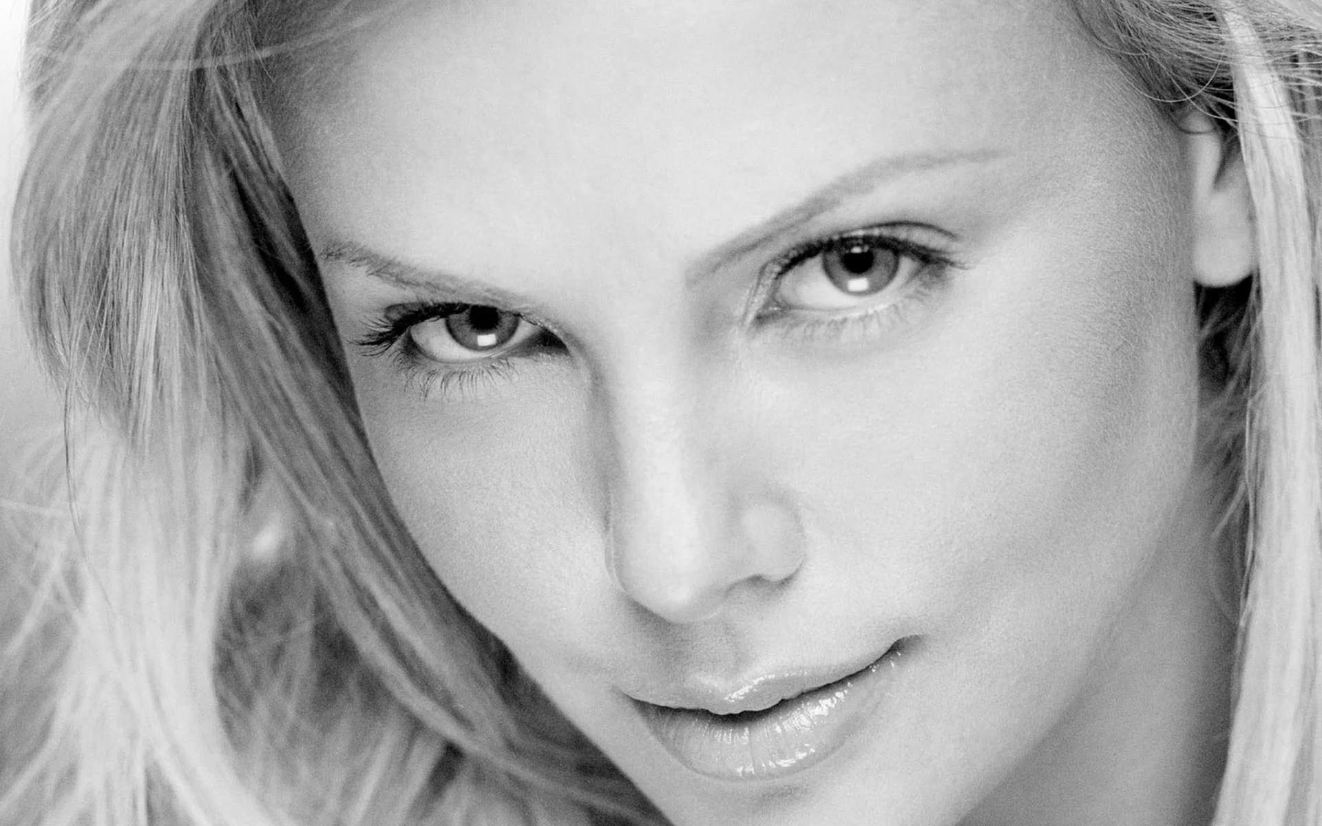 глаза, charlize theron, актриса, черно-белая