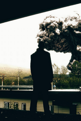 Мужчина, окно, ядерный взрыв, дым