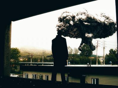 Мужчина, окно, ядерный взрыв, дым