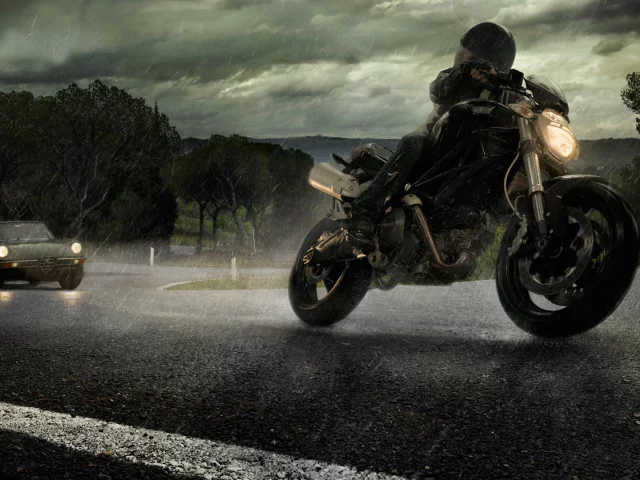 мотоцикл, дождь, alfa romeo, ducati, автомобиль, дорога