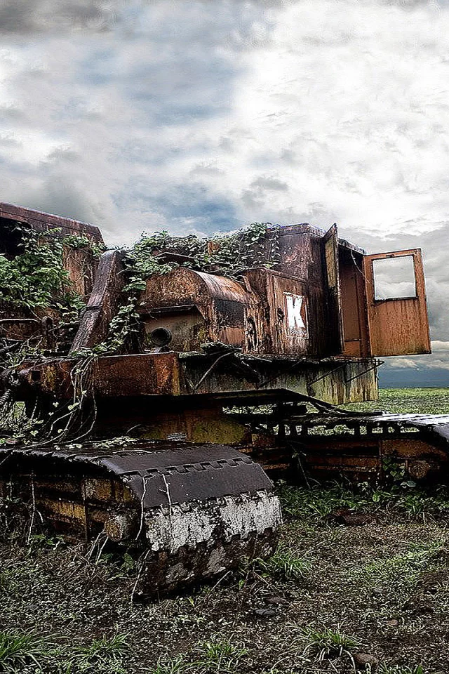 Небо, поле, экскаватор, металлолом.