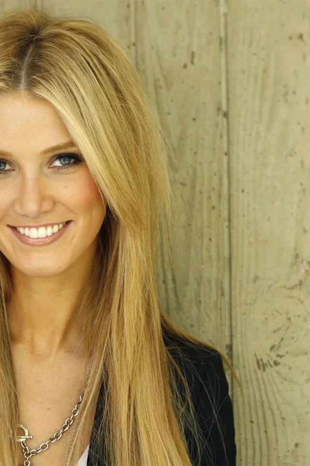 улыбка, delta goodrem, забор