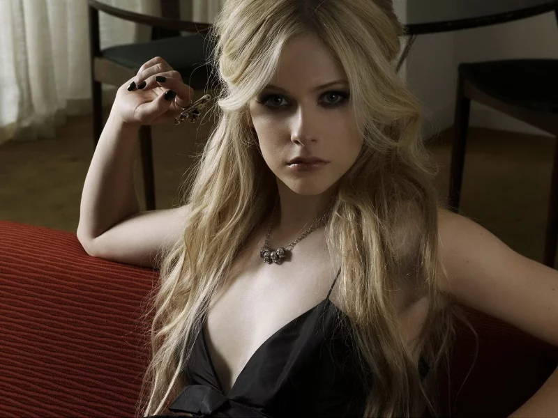 lavigne, чёрный лак, на диване, avril