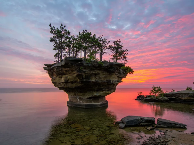 озеро гурон, сша, скала turnip rock, штат мичиган