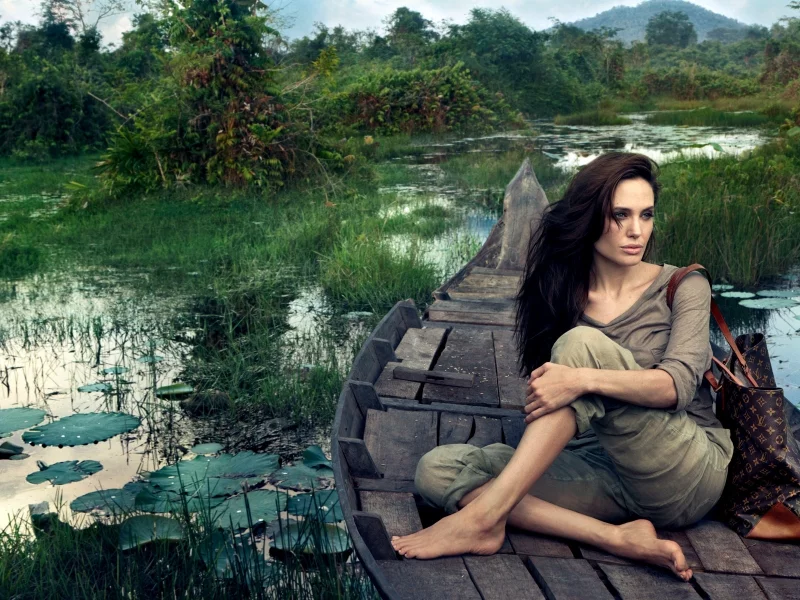 сидит, angelina jolie, лодка, болота