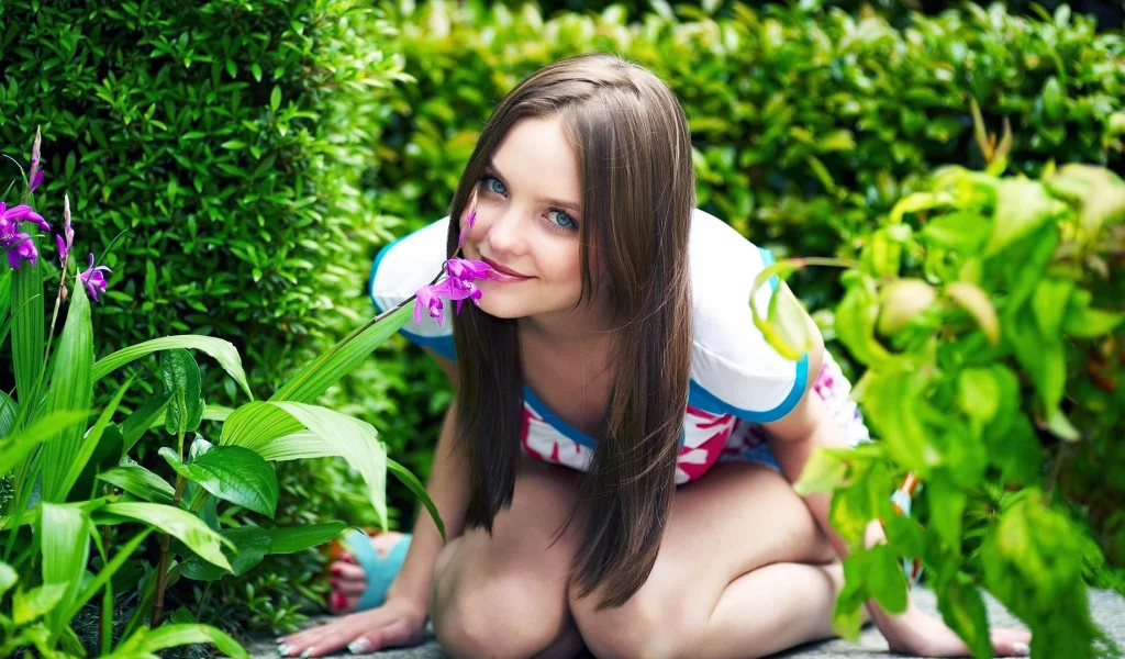 коленки, нюхает, цветы
