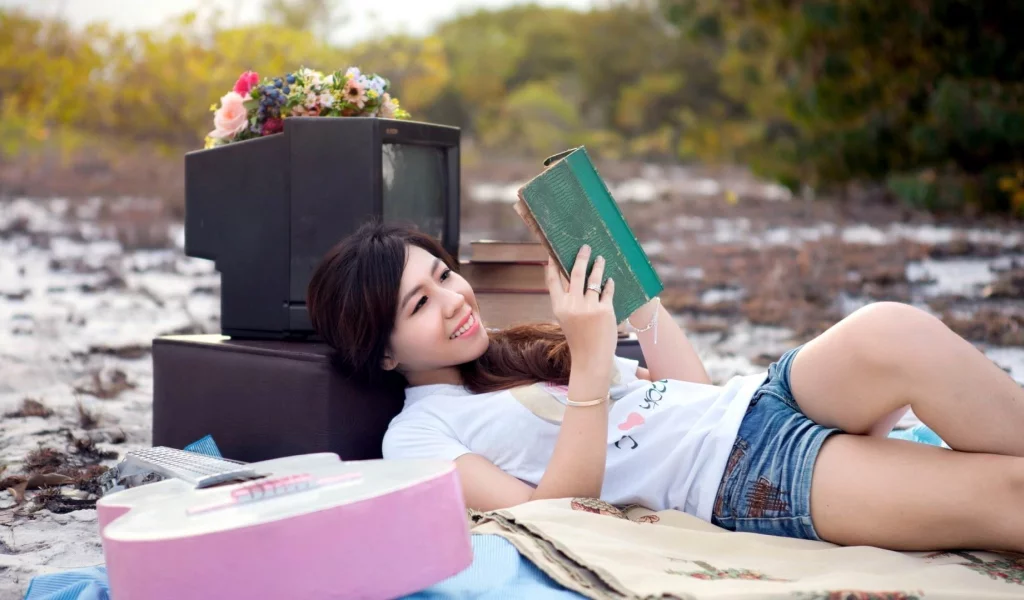 девушка, гитара, книга
