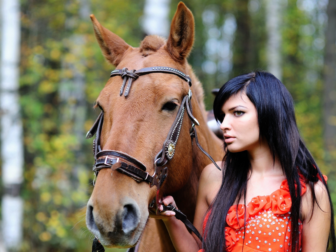 Русская девушка с лошадью. Фотосессия с лошадьми. Девушка на коне. Брюнетка на лошади.