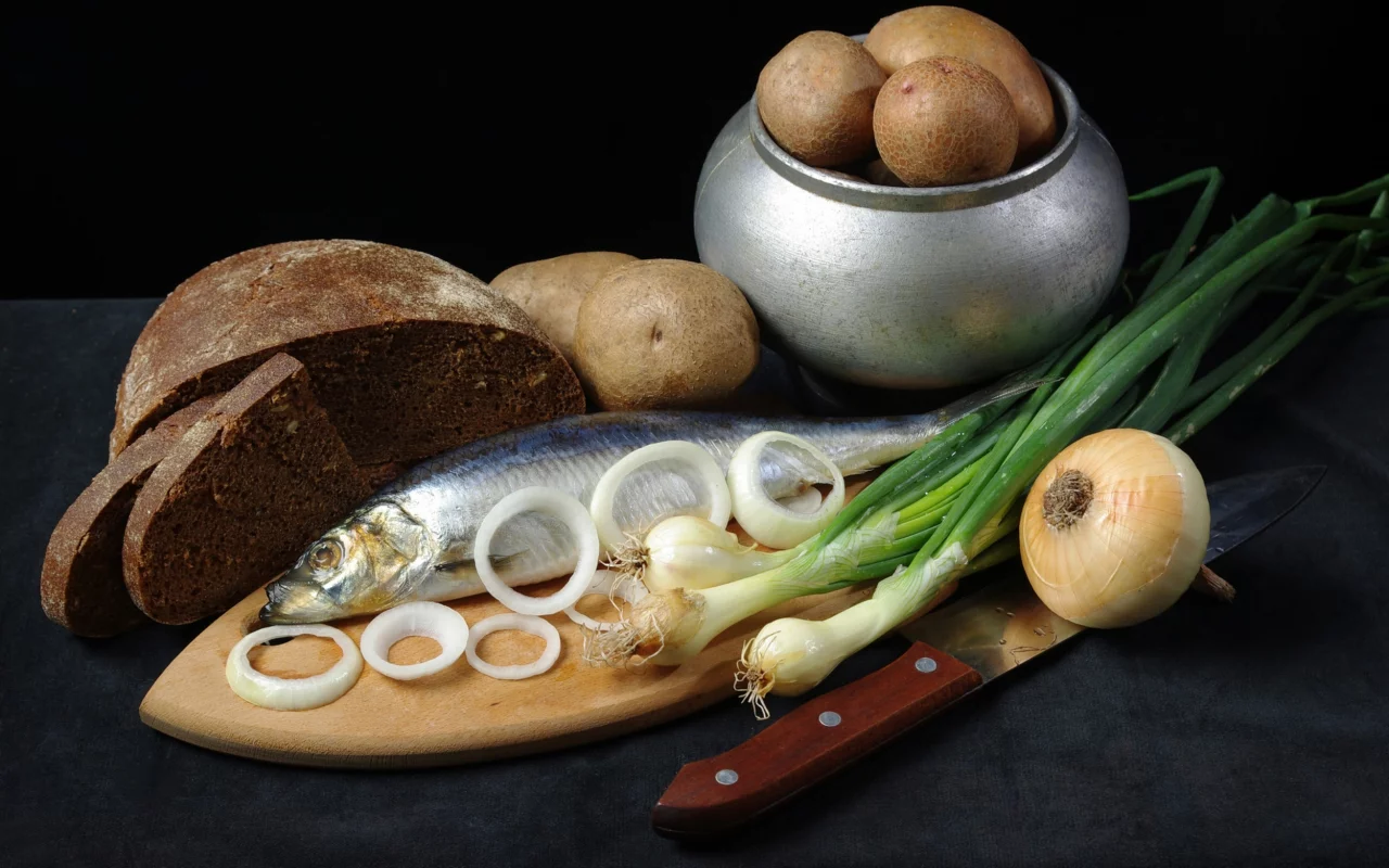 селедка, картошка, хлеб, лук, чугунок, разделочная доска, нож