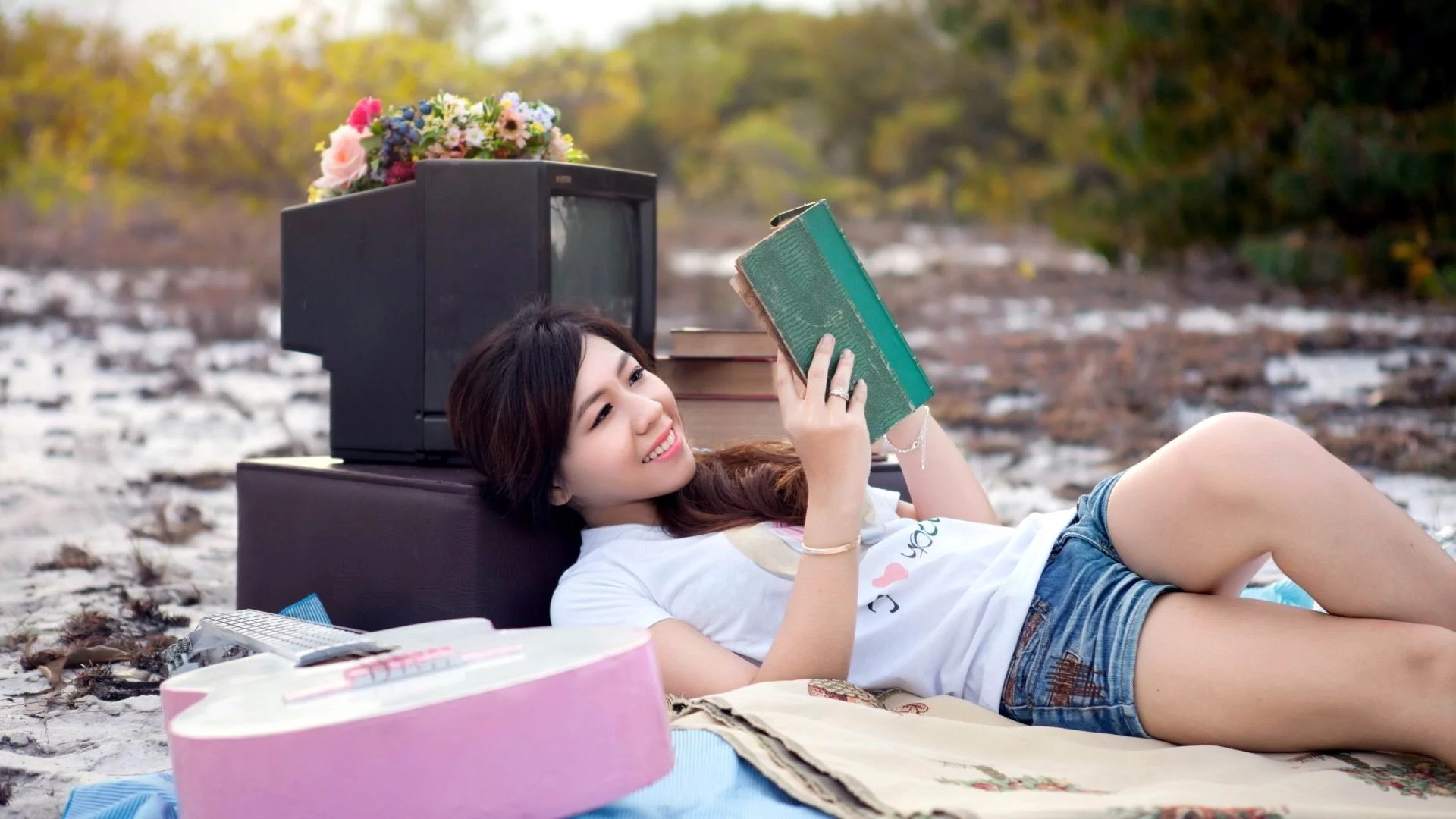 девушка, гитара, книга