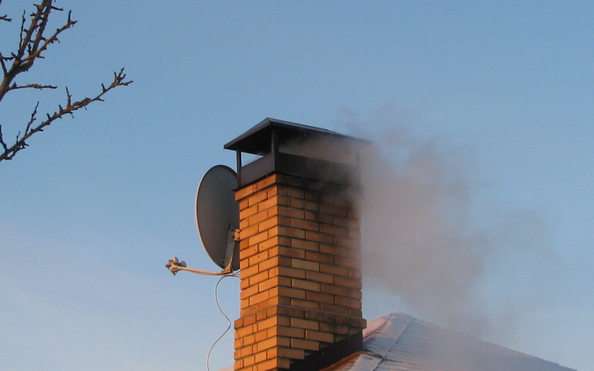 Почему трубы дымят. Труба для дымохода. Дымоход на крыше. Красивый дымоход. Труба из кирпича для дымохода.