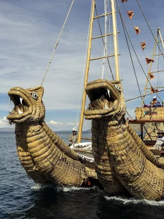 Небо, облака, море, катамаран, тростник, дерево.