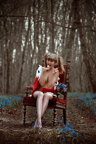 лес, лето, вечер, тропинка, цветы, стул, девушка, сидит, мороженное, смеётся, настроение, ситуация
