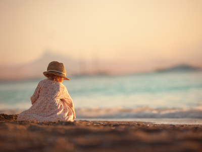 море, берег, песок, закат, девочка, шляпа