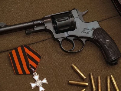 Фон, материя, коричневый, наган, гильзы, орден.