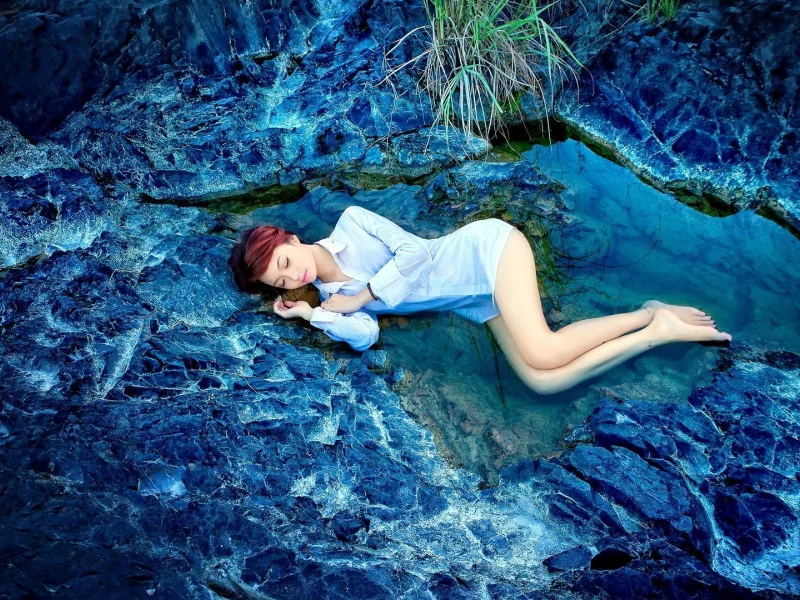камни, вода, трава