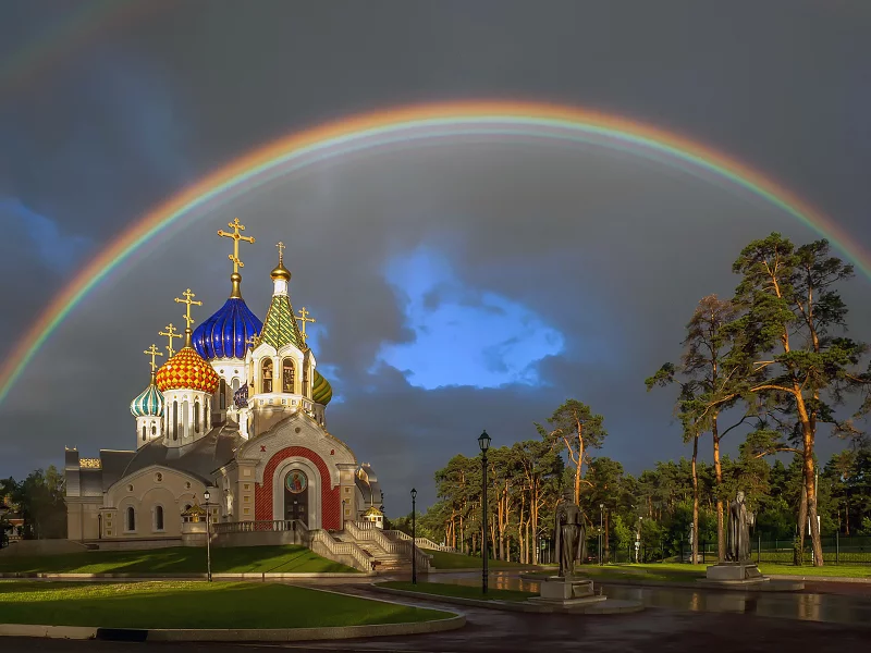 Храм, небо, радуга