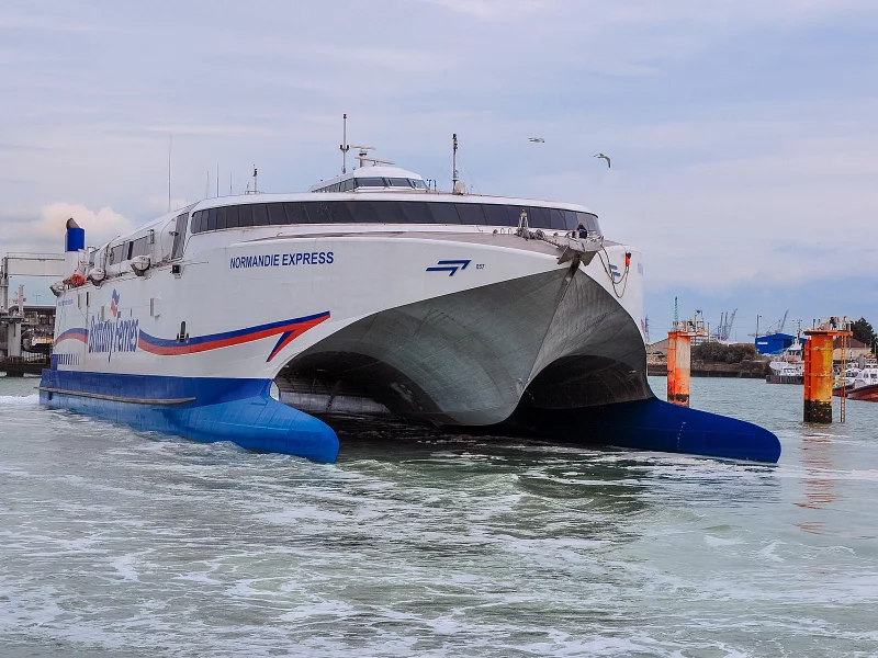 Море, бухта, морской катамаран.