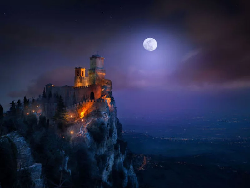 Замок, Луна, небо