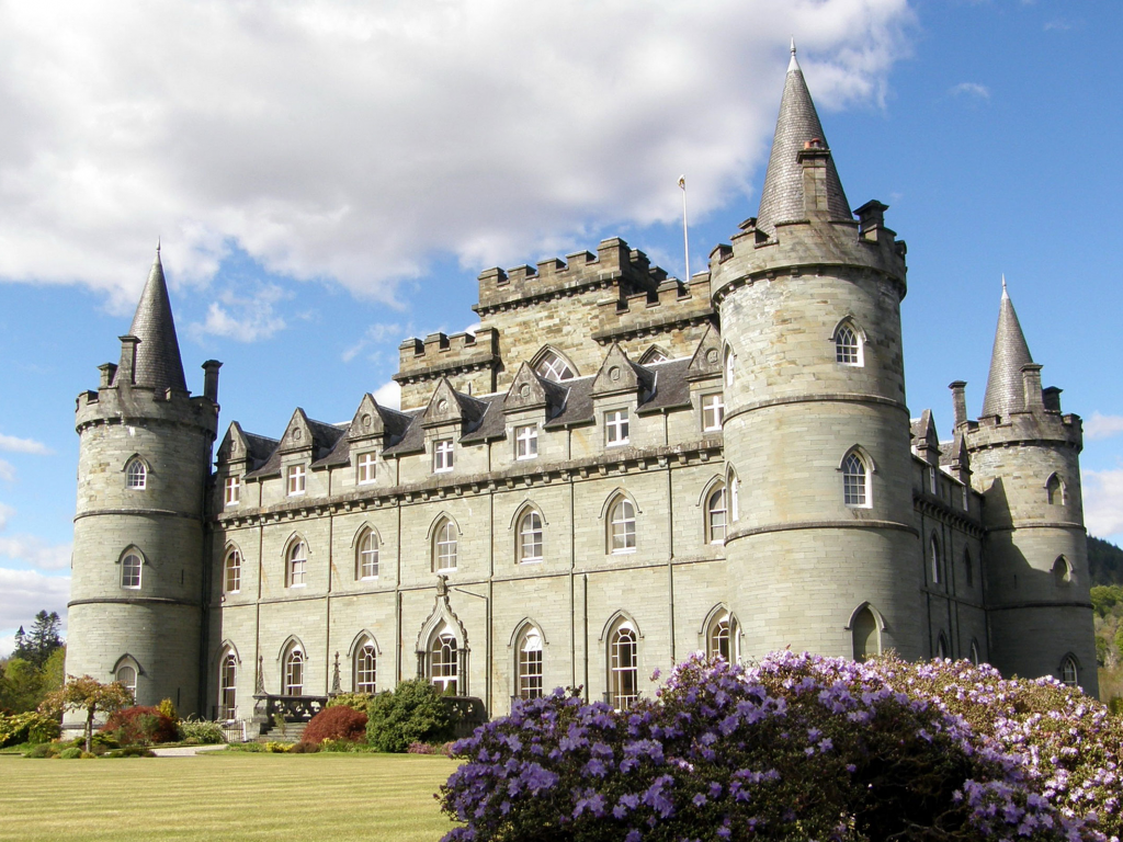 Замок Инверари, Шотландия, Великобритания, крепость, замок, небо, облака, цветы, деревья, Inveraray Castle, Inverary, Scotland, The United Kingdom, castle