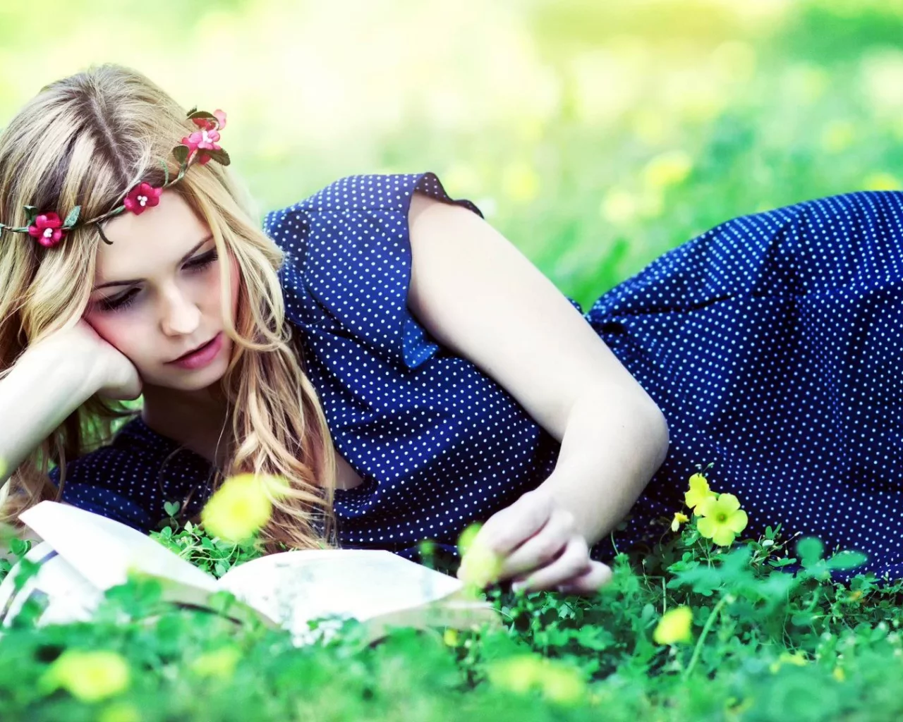 девушка, венок, книга