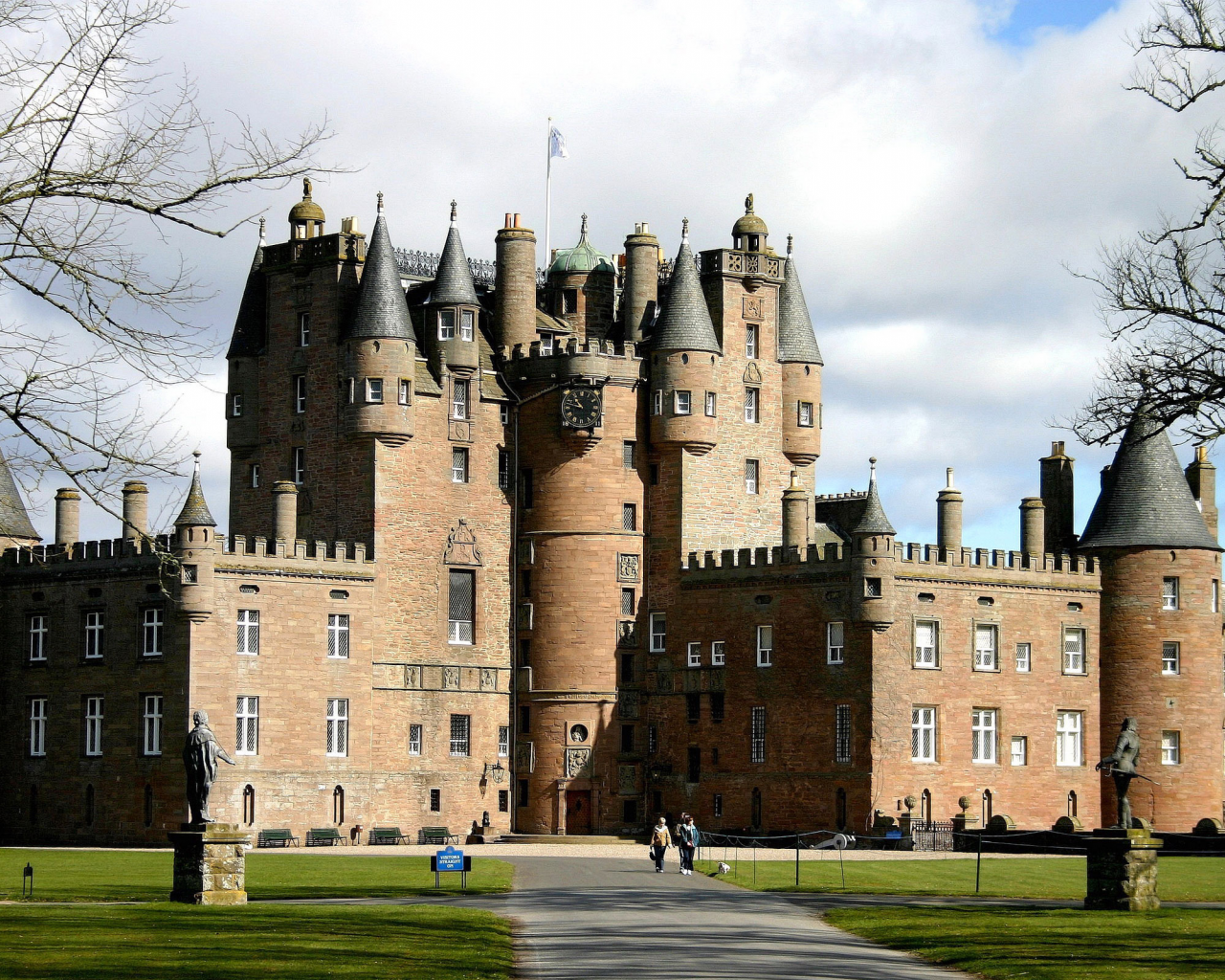 Замок Гламис, Ангус, Шотландия, Великобритания, замок, небо, облака, деревья, статуи, Glamis Castle, Angus, Scotland, The United Kingdom, castle