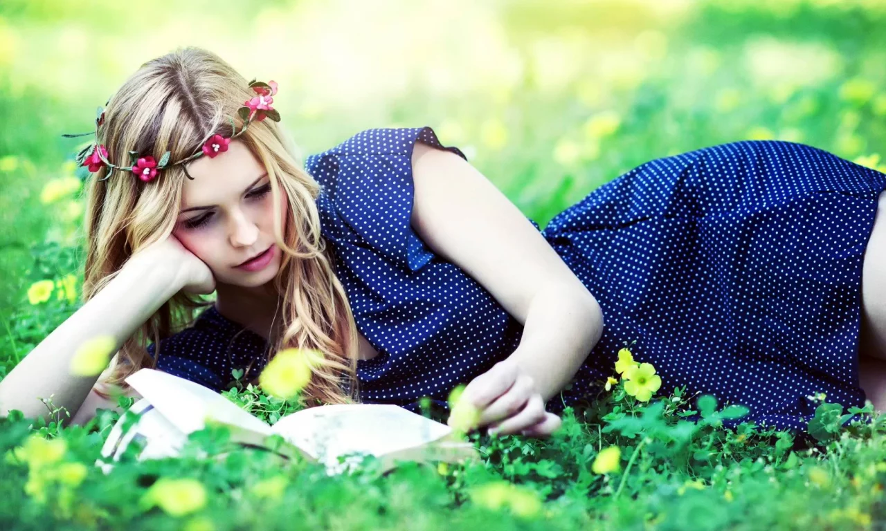 девушка, венок, книга