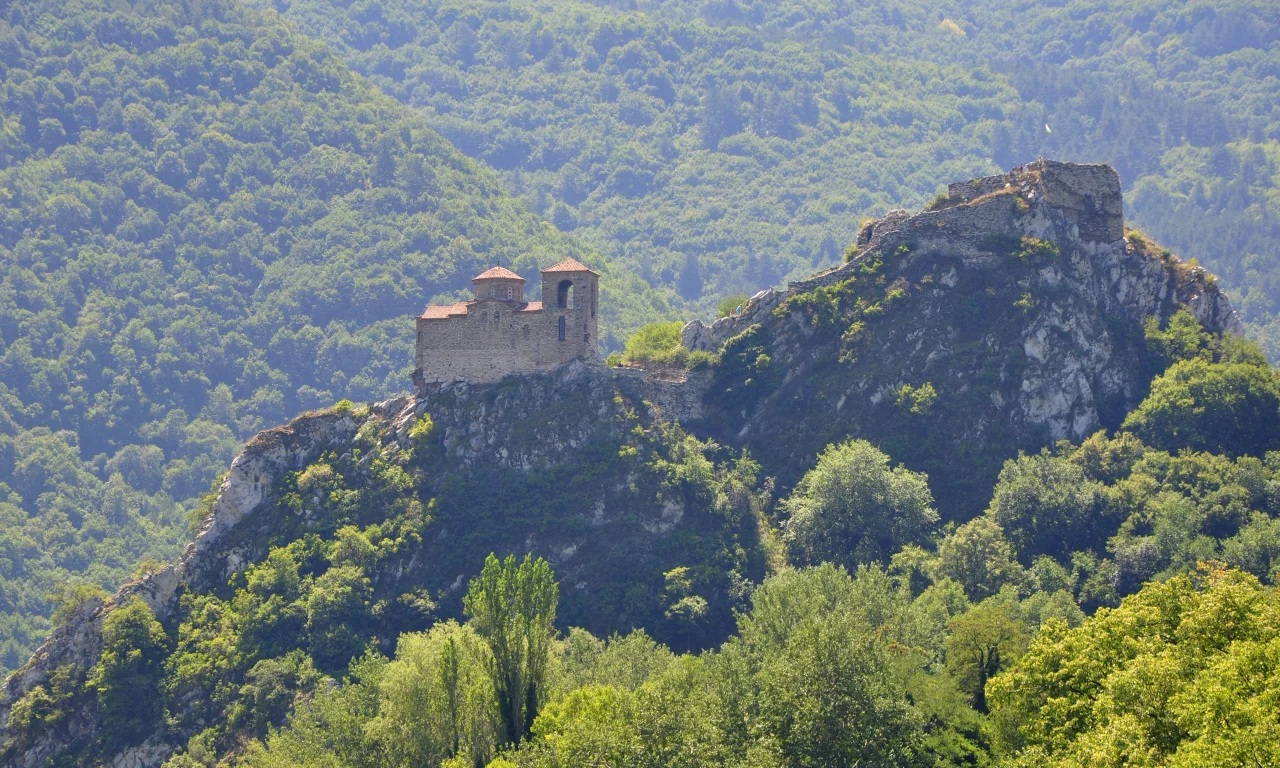 Асенова крепость, Родопи, Болгария, горы, деревья, лес, природа, пейзаж, церковь, крепость, руины