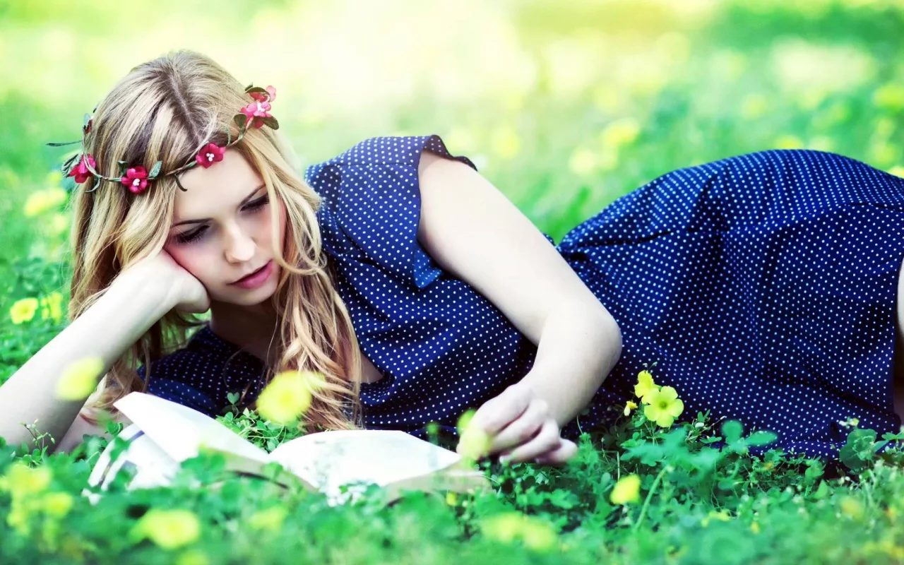 девушка, венок, книга