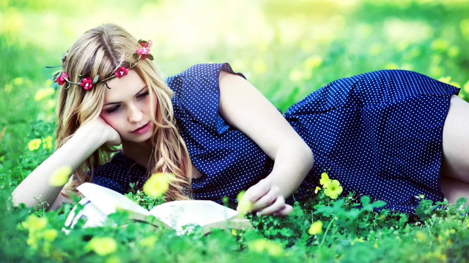 девушка, венок, книга